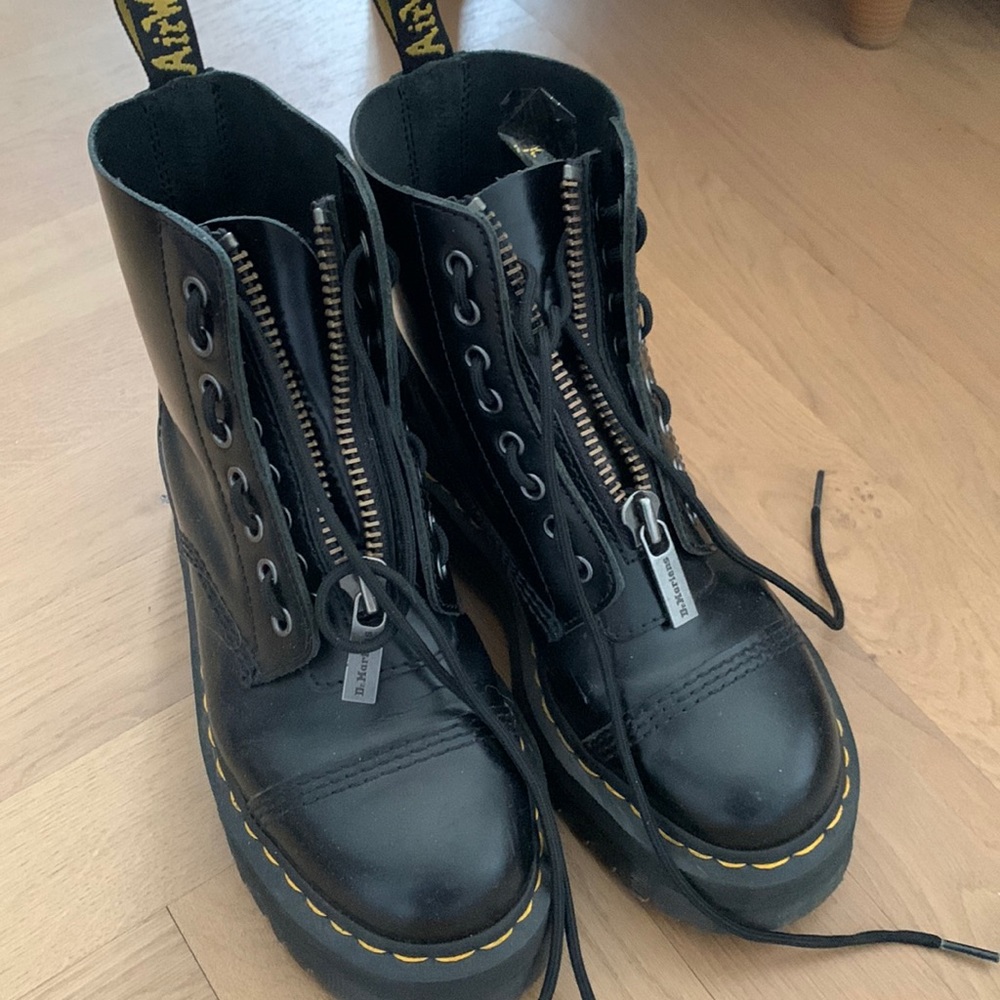 Dr Martens: black with zipper